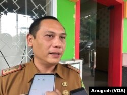 Camat Medan Labuhan, Arrahmaan Pane saat berada di Kantor Kemenag Kota Medan, untuk menindaklanjuti kegaduhan yang terjadi di wilayahnya, Senin (14/1). (Foto: VOA/Anugrah)