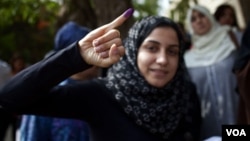 A young voter shows with pride proof she took part in Egypt's first widely contested presidential election, May 23, 2012. (Yuli Weeks/VOA)