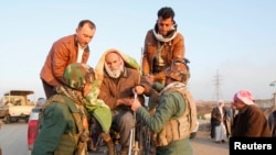 Kurdske snage pomažu starijim Jazidima koje je pustio na slobodu ISIS