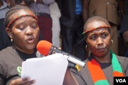 Sarai Chisala-Templehoff of the Women Lawyers Association reads a petition in Lilongwe while Jessie Kabwila, chair of the Women's Parlaimentary Caucus, right, looks on, Sept. 14, 2017. (L. Masina/VOA)