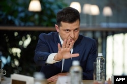 Presiden Ukraina Volodymyr Zelensky mengadakan konferensi pers di Kyiv pada 26 November 2021. (Foto: via AFP)