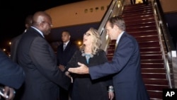 Dubes AS untuk Senegal, Lewis Lukens (kanan) menyambut kedatangan Menlu AS Hillary CLinton setibanya di Dakar, Senegal, Selasa (31/7).
