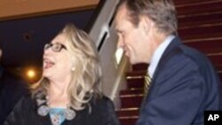 Embaixador americano no Senegal Lewis Lukens à direita,acompanhado da secretária de eetado Hillary Rodham Clinton
