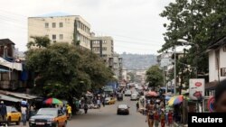 Des gens qui marchent dans le quartier commercial de Freetown, Sierra Leone le 19 aout 2017. 
