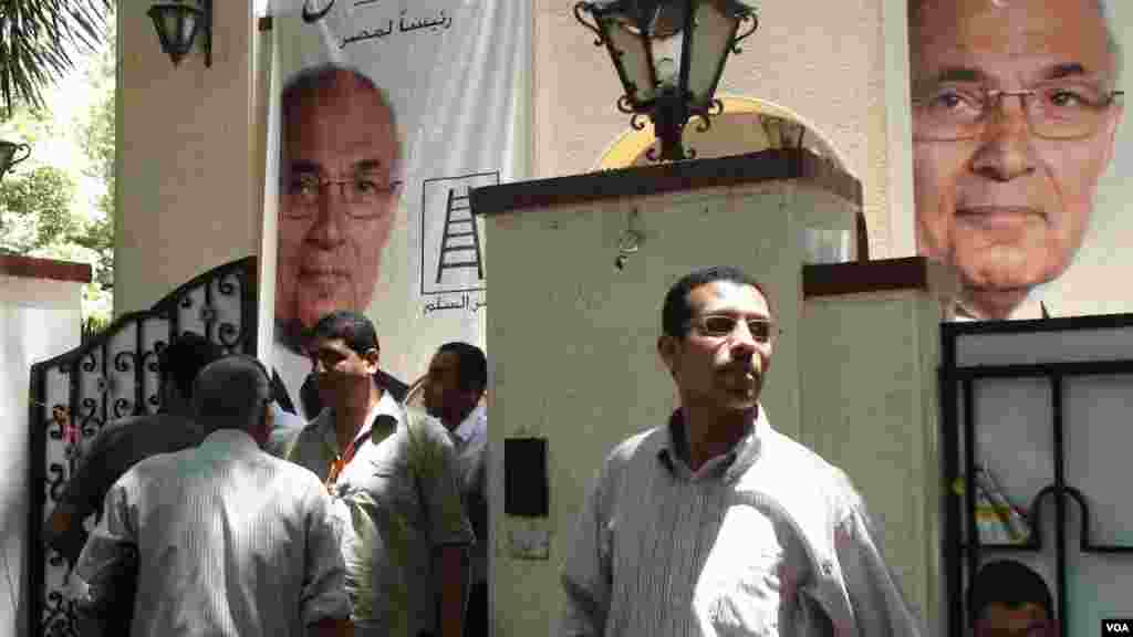 Supporters of ex-prime minister Ahmed Shafiq outside campaign headquarters in Dokki, Cairo, June 24, 2012. (VOA/ E. Arrott)