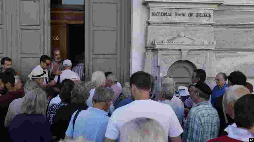 Des clients, font la queue pour entrer dans une succursale de la Banque Nationale de Grèce, Athènes, 20 Juillet 2015.