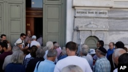 Suasana antrian nasabah bank di Athena, Yunani (Foto: dok).