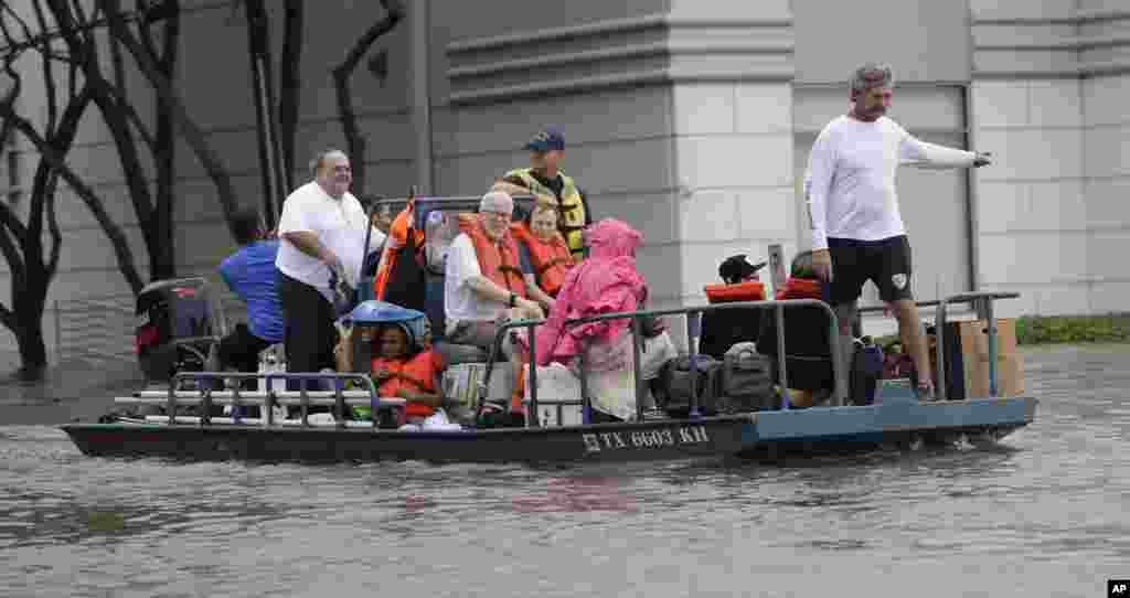 Эвакуация жителей из домов, пострадавших от наводнениея, вызванного тропическим ураганом &quot;Харви&quot;. Хьюстон, штат Техас, 27 августа 2017 года. (Фото: AP Photo / David J. Phillip)