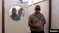 Zimbabwean hunter Theo Bronkhorst leaves court in Hwange, Oct.15, 2015. Bronkhorst is facing charges for breaching hunting rules which led to the killing of the country's most famous lion, Cecil, by U.S. dentist Walter Palmer.