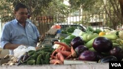 Vegetable vendor Shiv Shankar is angry that he cannot use now-outdated currency to buy goods from wholesale markets. (A. Pasricha/VOA) 