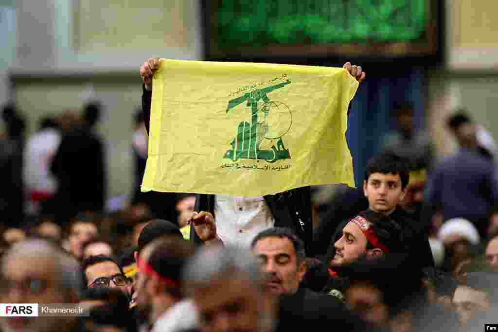 در مراسمی موسوم به آخرین شب عزاداری فاطمیه در حسینیه بیت ایت الله خامنه ای یک نفر پرچم حزب الله لبنان را بلند کرده است.