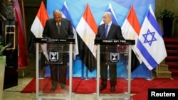 Menlu Mesir Sameh Shoukry (kiri) dan PM Israel Benjamin Netanyahu dalam konferensi pers bersama di Yerusalem, Minggu (10/7). 