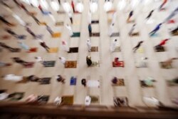 Umat Muslim menjaga jarak sosial saat salat Tarawih di Masjid Agung Fateh di Manama, Bahrain, 23 April 2021. (REUTERS / Hamad I Mohammed)