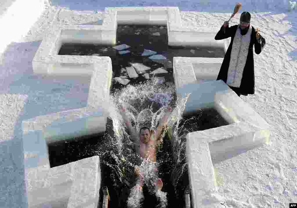 1月18日。白俄羅斯。東正教徒冰泳浸禮。(法新社)