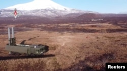 러시아 국방부가 쿠릴열도에 해안 방어용 지대함 미사일 시스템 '바스티온'을 배치했다며 영상을 공개했다. 