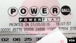 Powerball lottery tickets are seen being sold at a newsstand in Washington, D.C., Jan. 5, 2016. (Photo - Diaa Bekheet/VOA)