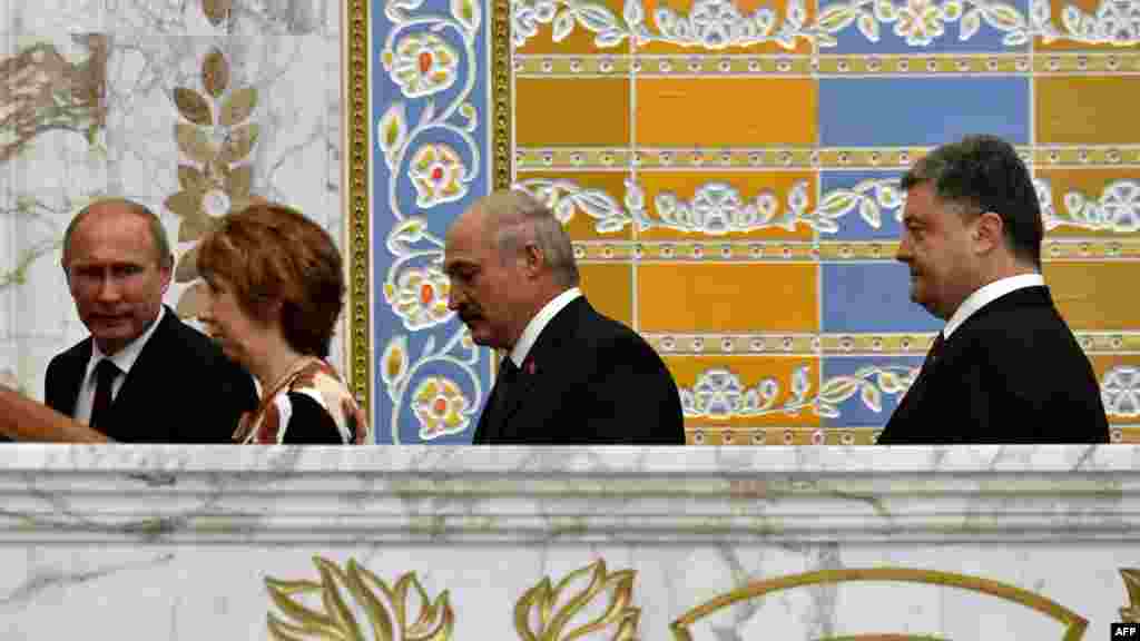 （由左至右）俄罗斯总统普京、欧盟外交政策负责人凯瑟琳&middot;阿什顿、白俄罗斯总统卢卡申科和乌克兰总统佩特洛波罗申科在白俄罗斯首都明斯克，2014年8月26日举行。
