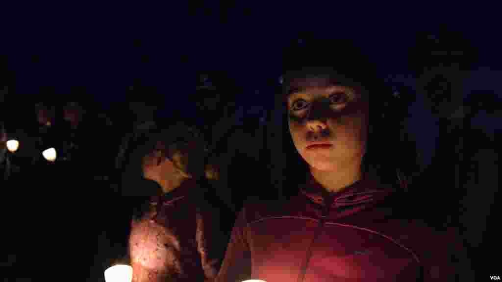 Возжигание свечей – одно из главных событий проходящей в мае «недели памяти». Тысячи полицейских и членов их семей собираются на главной аллее Вашингтона,чтобы почтить память погибших товарищей 