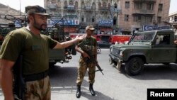 5月10日﹐巴基斯坦軍人在卡拉奇一個法庭前站崗﹐巴基斯坦政府宣稱在選舉期間將會派數以千計軍人在票站和點票中心駐守。