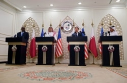 Menlu AS Antony Blinken, Menhan AS Lloyd Austin, Wakil PM dan Menlu Qatar Mohammed bin Abdulrahman Al Thani dan Wakil PM dan Menhan Qatar Dr. Khalid bin Mohammed Al-Attiyah dalam konferensi pers bersama di Kementerian Departemen Luar Negeri di Doha, Qatar 7 September 2021. (Olivier Douliery/Pool via REUTERS)