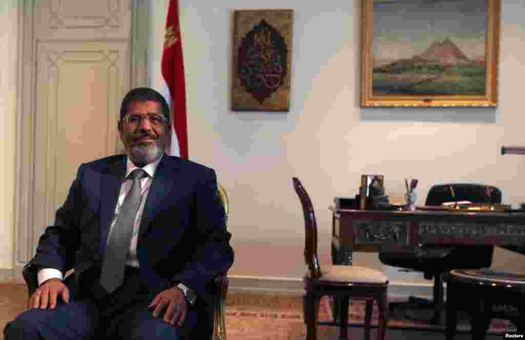 Muhammad Mursiy Amerika Davlat kotibi muovini Bill Bernsni qabul qilmoqda, Qohira, 8-iyul, 2012-yil.