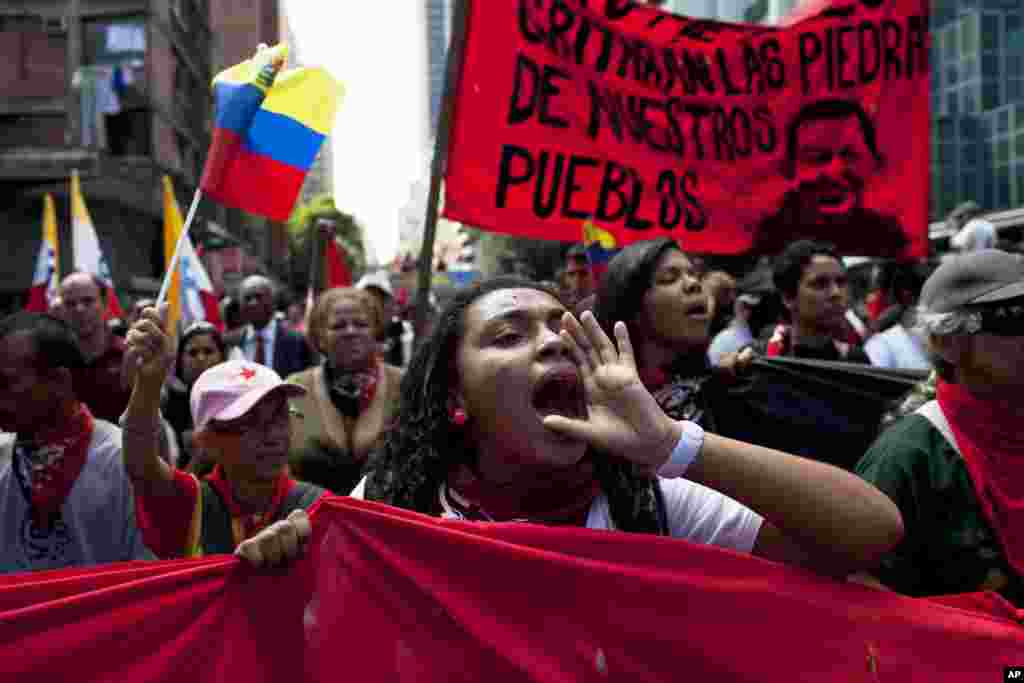 Membros do &quot;colectivo&quot; pró-governo marcham pela baixa de Caracas, Fev. 20, 2014. 