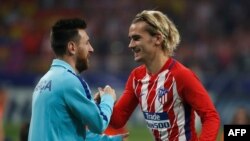 Antoine Griezmann d'Atletico Madrid et Lionel Messi de Barcelone avant le match entre les deux équipes à Wanda Metropolitano, Madrid, Espagne, 14 octobre 2017. 