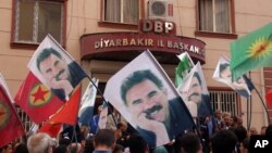 Posterên Ocalan li pêş navenda DBP ya li Amedê