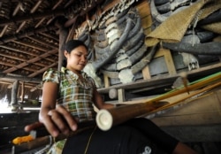 Seorang perempuan Sumba sedang menenun untuk dijual kepada para pengunjung di Desa Wisata Tarung, Sumba Barat, Nusa Tenggara Timur, 11 Maret 2012. (Foto: AFP)