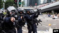 Police menembakkan peluru karet saat bentrok dengan pengunjuk rasa dalam demonstrasi menentang RUU Ekstradisi di Hong Kong, 12 Juni 2019.