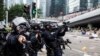  2019年6月12日，香港警方在与抗议者的暴力冲突中发射非致命的布袋弹、橡胶子弹。