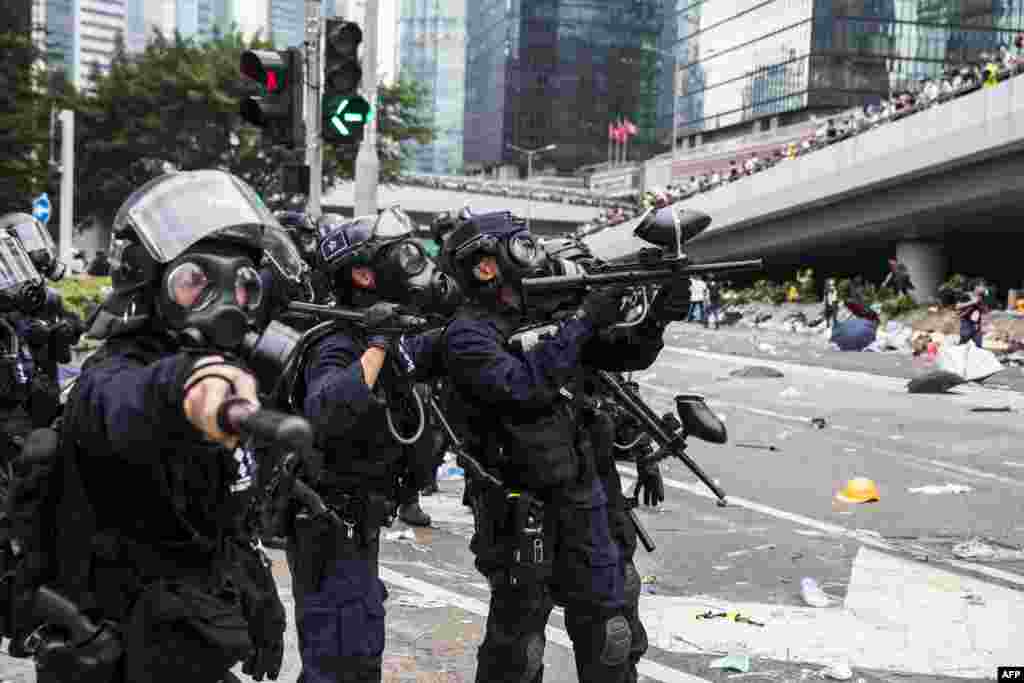 2019年6月12日，香港警方在与抗议者的暴力冲突中发射非致命炮弹。