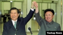 지난 2000년 평양에서 6·15 남북 공동선언을 발표한 김대중 한국 대통령(왼쪽)과 김정일 북한 국방위원장.