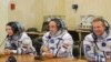 L'actrice Yulia Peresild, à g., le réalisateur Klim Shipenko, à dr., et le cosmonaute Anton Shkaplerov parlent avec leurs proches avant leur départ au cosmodrome de Baikonur, au Kazakhstan, mardi 5 octobre 2021. 