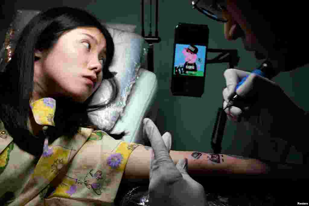 &nbsp;英国动画形象小猪佩奇在中国流行，图为一位女士2018年5月3日在上海的武士纹身工作室获得小猪佩奇（Peppa Pig）刺青。5月初有报道说，中国视频分享和社交软件&ldquo;抖音&rdquo;封禁了小猪佩奇的视频片断，有3万多个相关视频被删除。但 抖音回应称：&ldquo;网传的社区规范是假的，我们没有封杀小猪佩奇。抖音与流行的新闻APP&ldquo;今日头条&rdquo;同属网络公司字节跳动旗下的产品，该公司旗下的另一款APP内涵段子4月初遭广电总局责令永久关闭。 &nbsp;