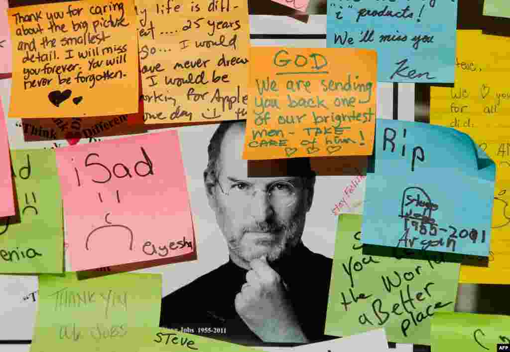 19/10: Một tấm ảnh của Steve Jobs với lời ghi chú của những người ủng hộ ở bên ngoài một cửa hàng Apple tại Palo Alto, California (AP Photo/Jeff Chiu)