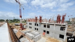 Vue sur la construction d'un hôpital à Owendo, le port de Libreville, le 11 octobre 2012.