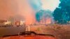 Petugas pemadam kebakaran berupaya memadamkan api di Wooroloo, dekat Perth, Australia, Senin, 1 Februari 2021. (Greg Bell/DFES via AP)