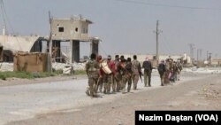 Borci Sirijskih demokratskih snaga u pregraqđu Rake al-Mašlab