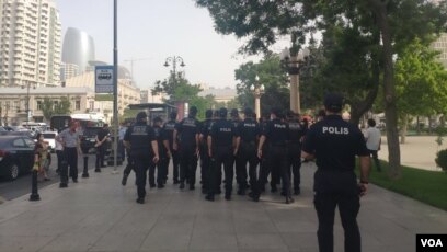 Polis AXCP fəallarının aksiyaya cəhdinin qarşısını alarkən