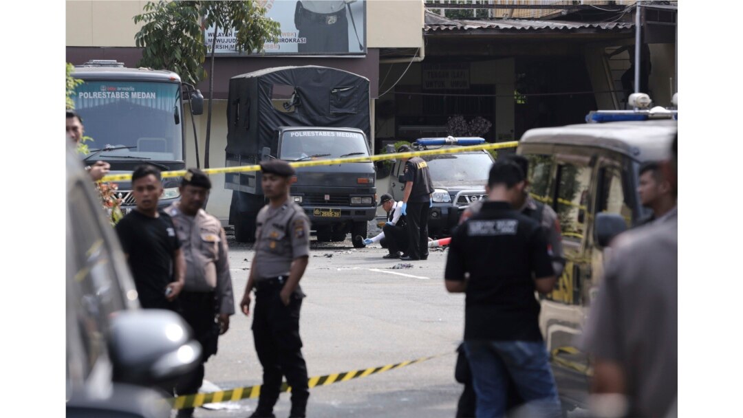 Forenzičari na mestu eksplozije u Medanu, severna Sumatra, Indonezija, 13. novembra 2019.