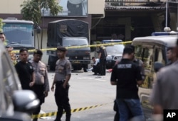 Forenzičari na mestu eksplozije u Medanu, severna Sumatra, Indonezija, 13. novembra 2019.