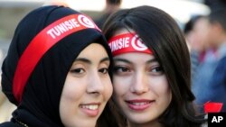 De jeunes Tunisiennes participant à une manifestation à l'occasion du 5è anniversaire du Printemps arabe, Tunis, le 14 janvier 2016. 
