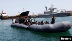 Des migrants illégaux sont secourus par les gardes-côtes libyens à Tripoli, Libye, le 6 mai 2017.