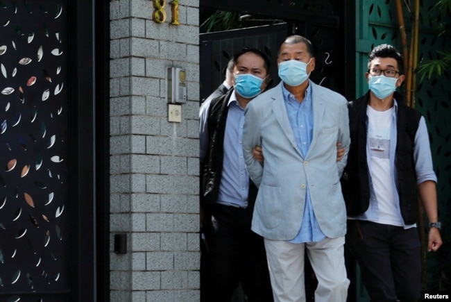 壹传媒集团创办人黎智英(中)被香港警方国安处拘押。(2020年8月10日)