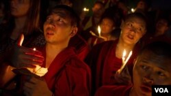 Warga Tibet di pengasingan di Dharamsala, India melakukan upacara mengenang Biksu Tibet di Tiongkok yang membakar diri (7/10).