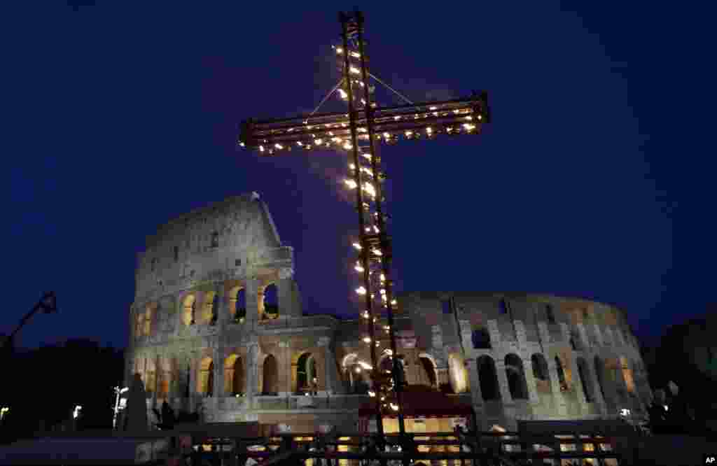 Vista de la procesión del Víacrucis con antorchas el Viernes Santo frente al Coliseo en Roma, presidida por el papa Francisco. Foto AP.