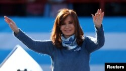 Expresidenta argentina, Cristina Fernandez de Kirchner enfrenta un pedido de arresto por presunto ecubrimiento del atentado contra un centro judío en 1994.
