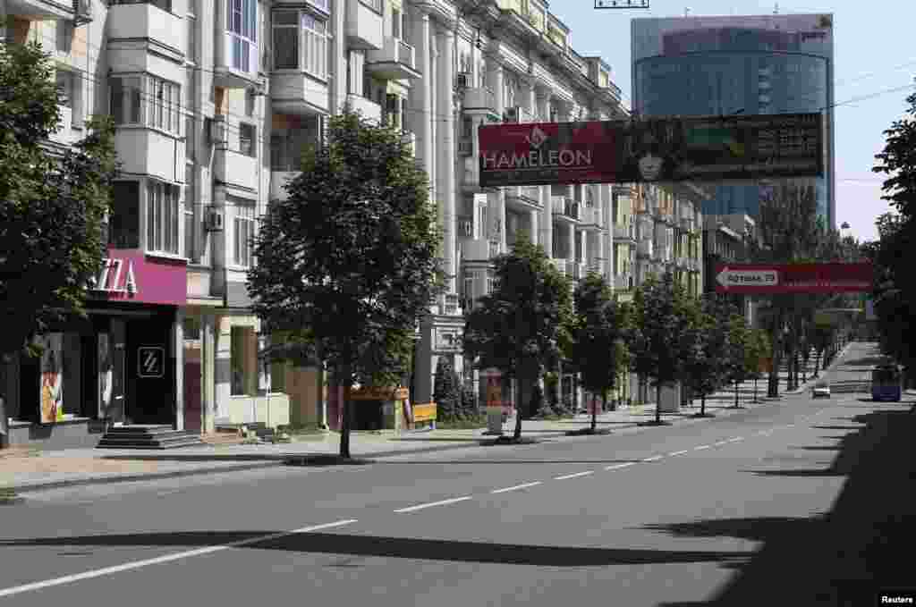 A car drives down the main street of the city of Donetsk, July 27, 2014.