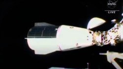 Foto sa a ke la NASA pibliye montre Dragon SpaceX la ap kole ko'l sou Stasyon Spasyal Entenasyonal la, Jedi 11 Nov. 2021.